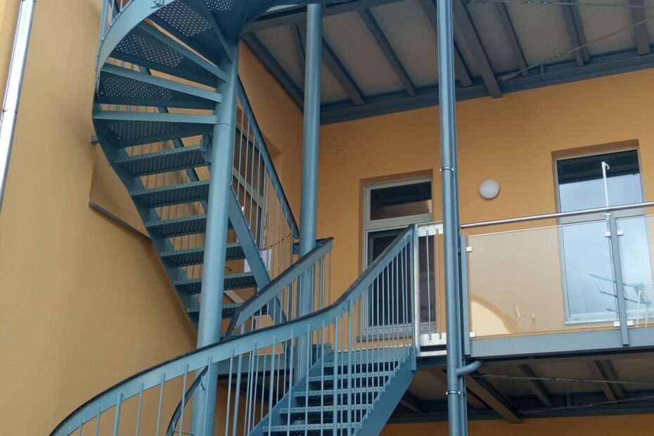 Feuertreppe für Brandschutz nach Umbau des Hospizes in Altenburg durch das Architekturbüro RJ Planungsbüro, das auf Sozialbauten und Gesundheitsbauten spezialisiert ist.