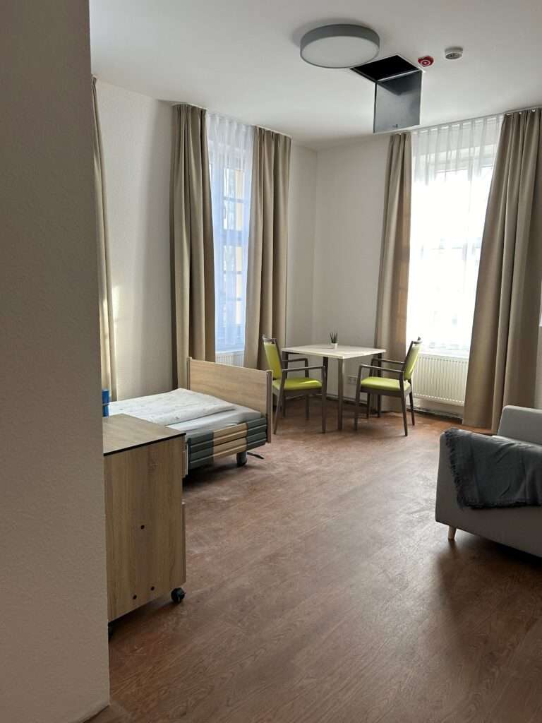 Umbau des Hospizes in Altenburg durch das Architekturbüro RJ Planungsbüro, das auf Sozialbauten und Gesundheitsbauten spezialisiert ist.