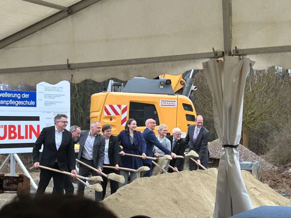 Die RJ Architekten sind spezialisiert auf Gesundheitsbau und Sozialbau, bei der feierlichen Eröffnung der neuen Tagesklinik in Weimar und gleichzeitigem Spatenstich für den nächsten Bauabschnitt der Pflegeschule.